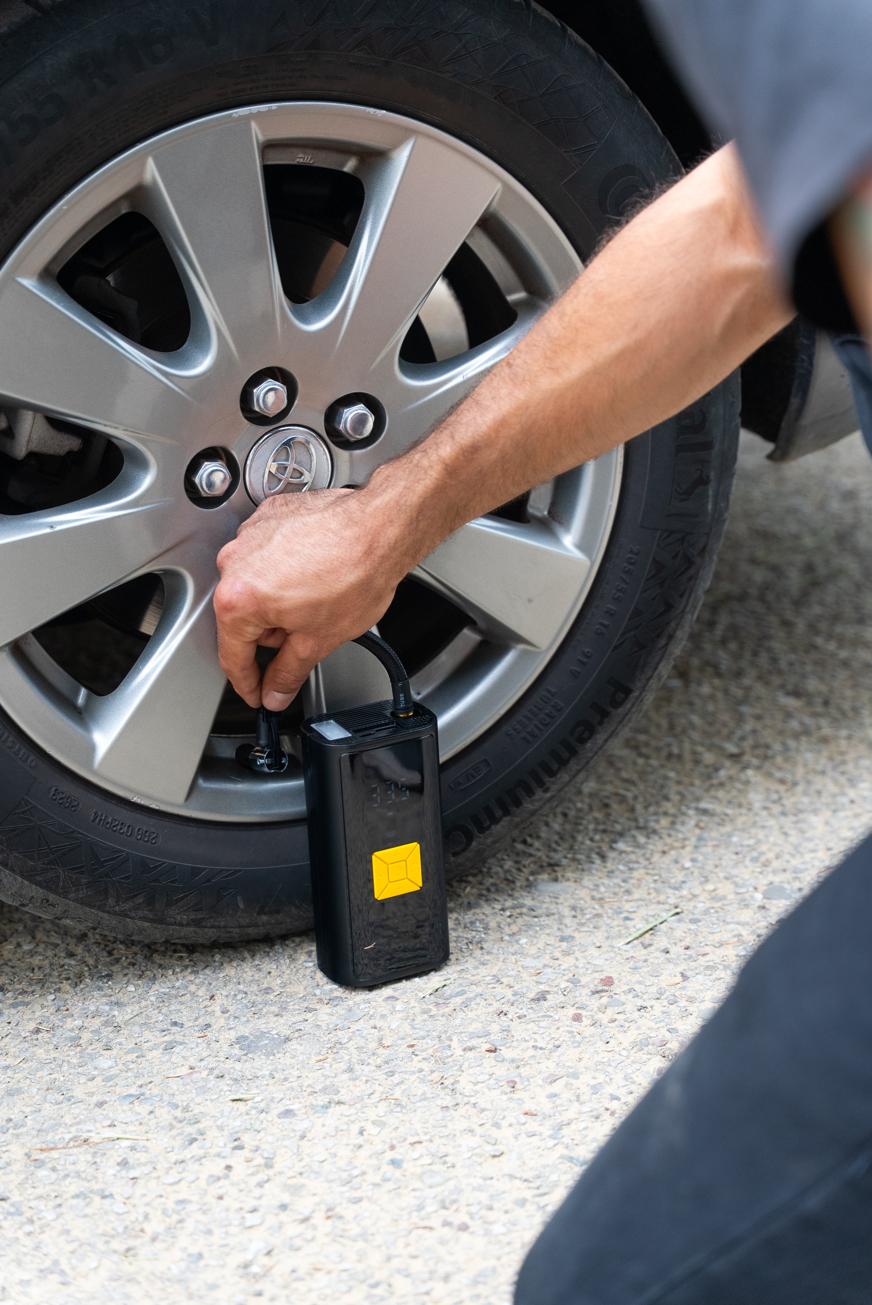 Ασύρματος επαναφορτιζόμενος αεροσυμπιεστής με LCD 
 -SUITU-